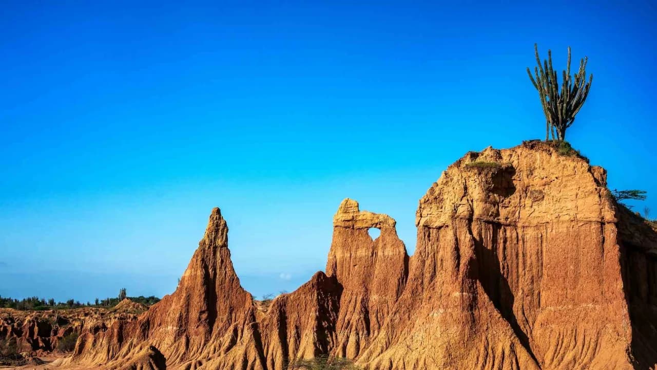 Desierto de la Tatacoa y Mano Gigante desde Bogotá 3 días 2 noches plan terrestre 🌵📸 – Paquete Turístico en Gigante, Huila · foto 1
