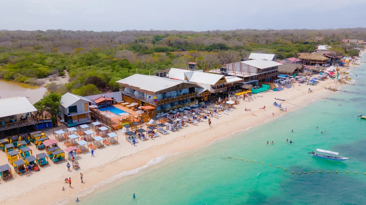 Pasadía Deluxe en Barú con piscina y almuerzo. – Planes en Cartagena de Indias, Bolívar · foto 1