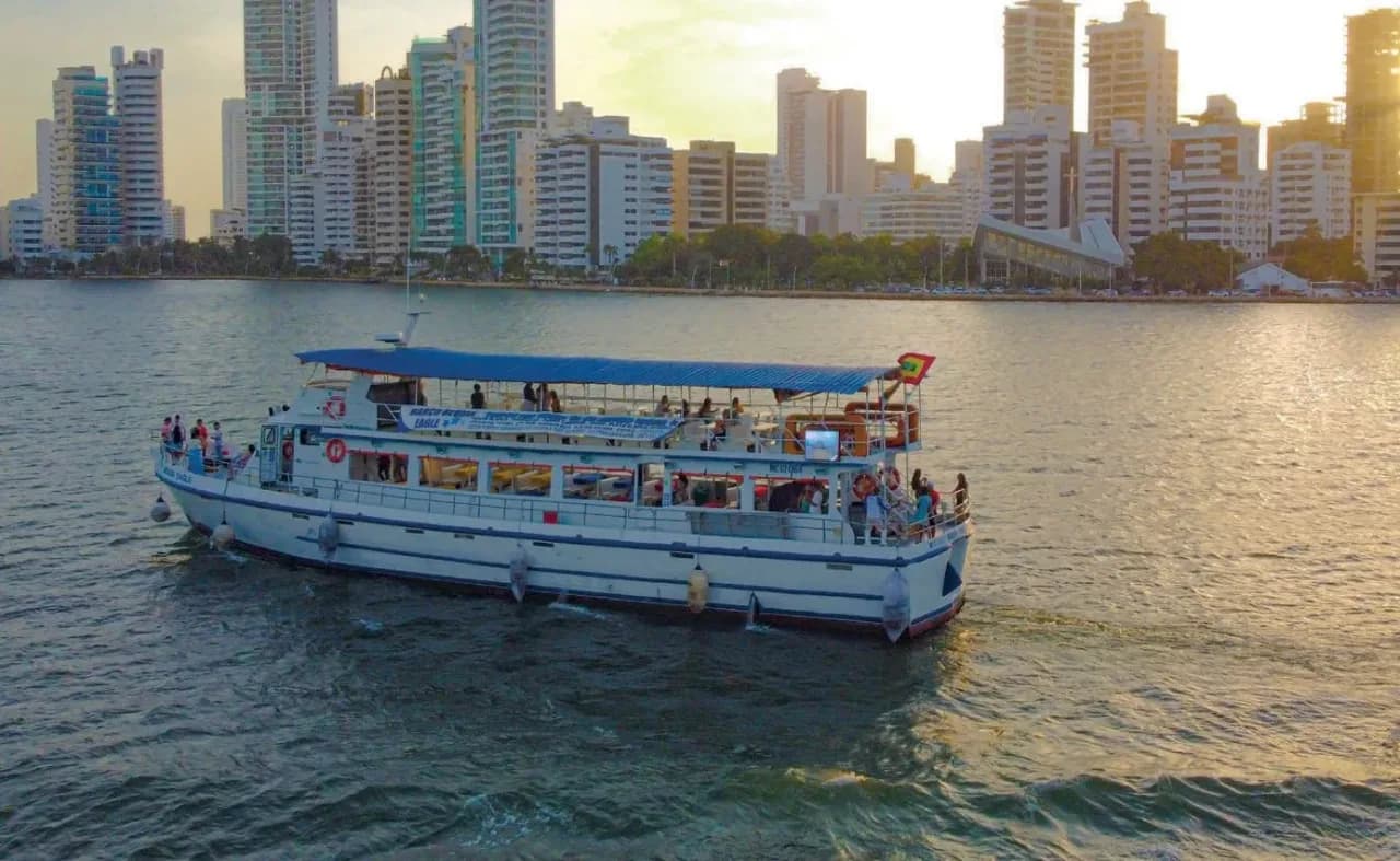 Cartagena Mágica: Combo chiva + tour en la bahía con bebidas. – Actividades en Cartagena de Indias, Bolívar · foto 1