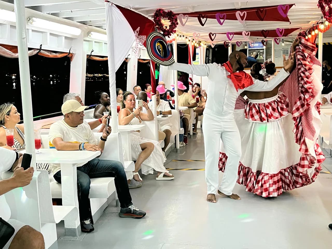 Cartagena: Cena de noche blanca en la bahía + show de baile. – Actividades en Cartagena de Indias, Bolívar · foto 1