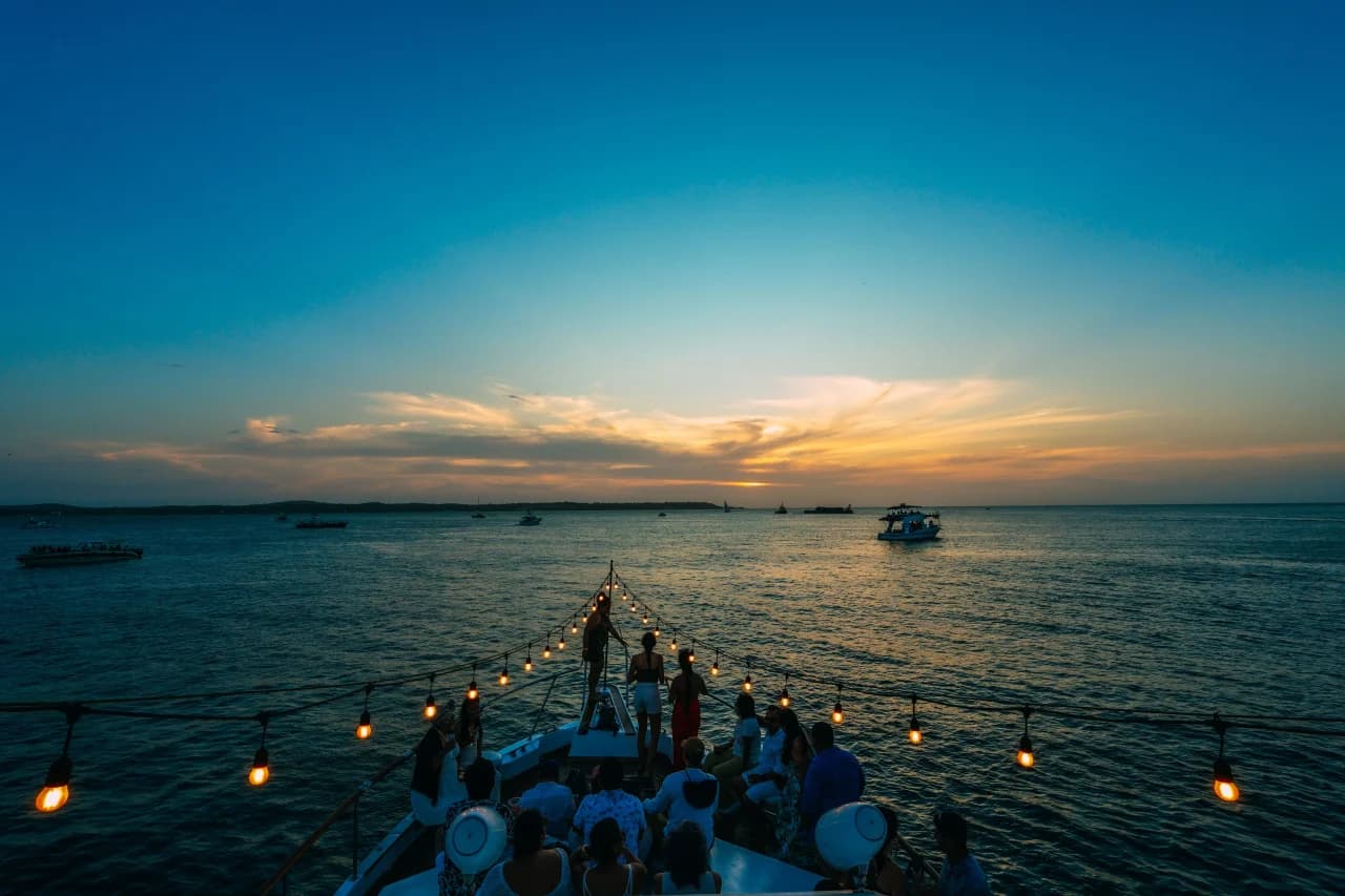 Cena internacional en catamarán en Cartagena. – Actividades en Cartagena de Indias, Bolívar · foto 1