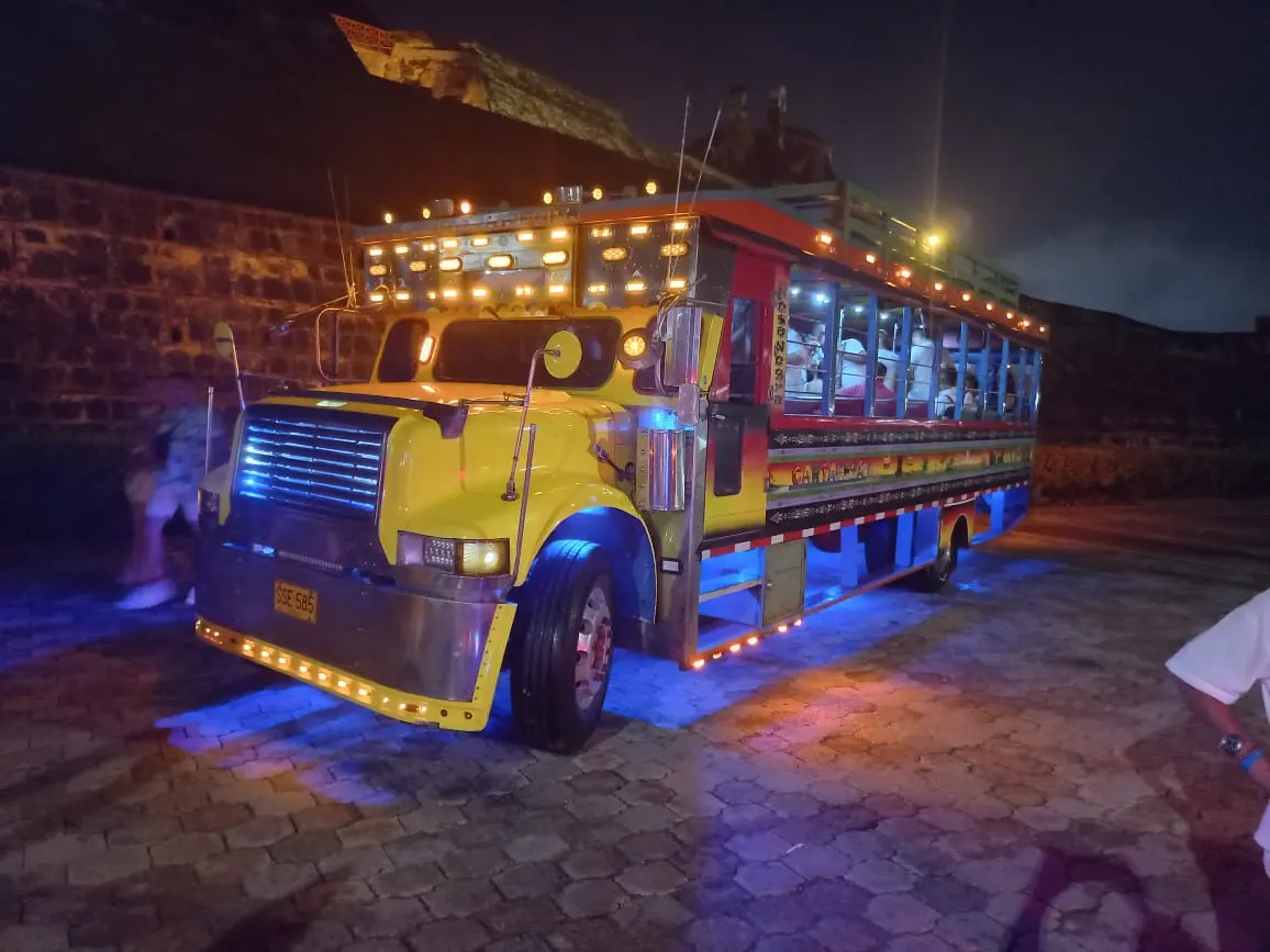 Fiesta sobre ruedas por Cartagena en típica chiva colombiana o Party Bus. – Actividades en Cartagena de Indias, Bolívar · foto 1
