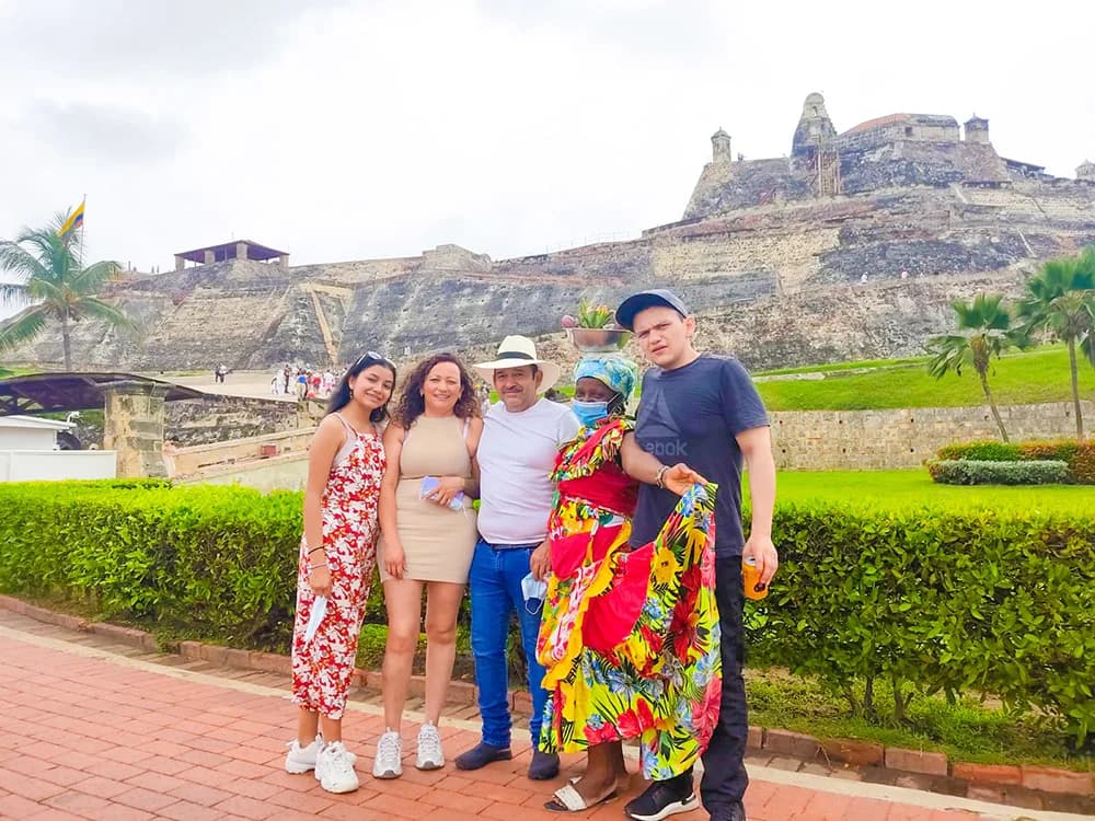 Explora la ciudad de Cartagena a bordo de una típica chiva. – Actividades en Cartagena de Indias, Bolívar · foto 1