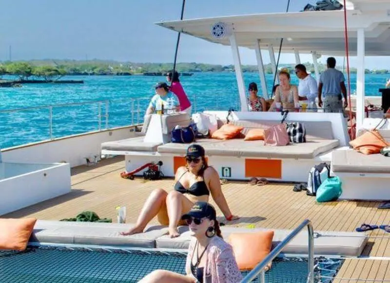 Explora las Islas del Rosario a bordo de un catamarán. – Actividades en Cartagena de Indias, Bolívar · foto 1