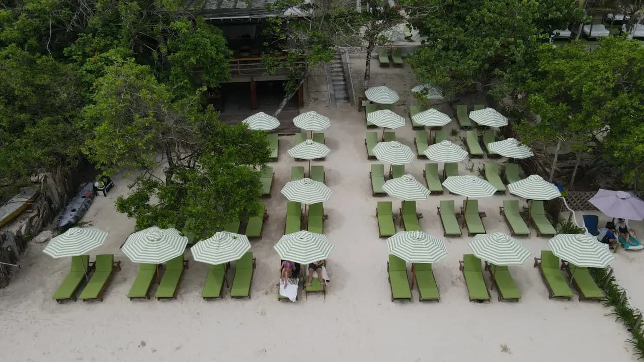 Pasadía en Mantas Beach Club Cartagena con almuerzo y asoleadoras. – Actividades en Cartagena de Indias, Bolívar · foto 1