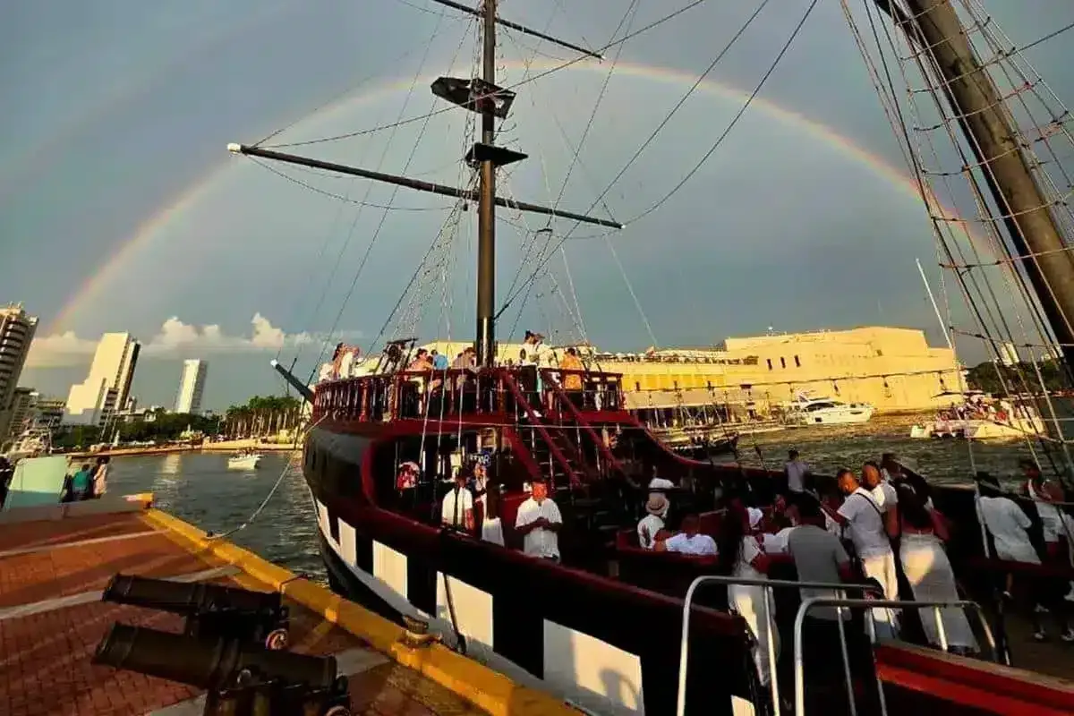Atardecer en Barco Pirata por Cartagena con bebidas. – Actividades en Cartagena de Indias, Bolívar · foto 1