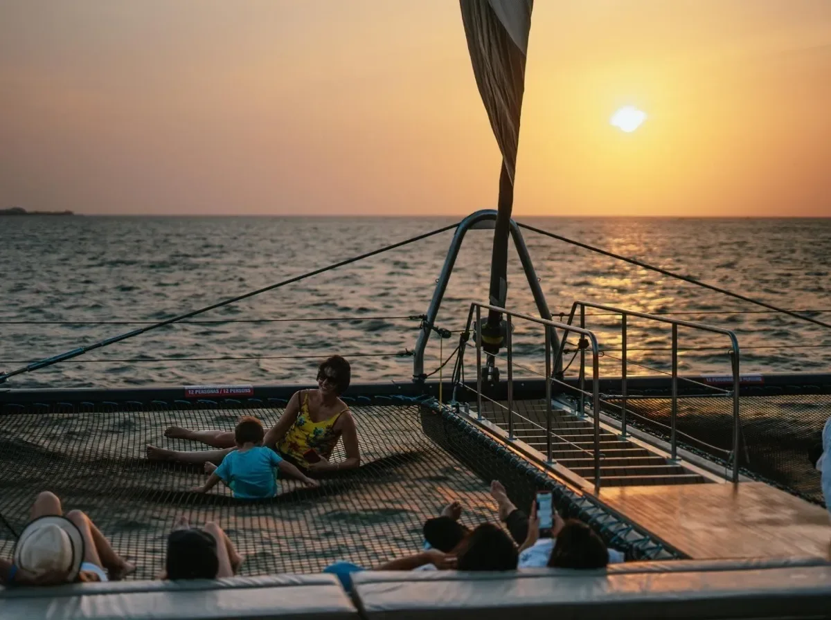 Atardecer de lujo en catamarán en Cartagena con bebidas y música. – Actividades en Cartagena de Indias, Bolívar · foto 1