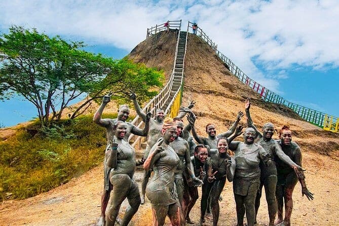 Baño de lodo en el Volcán del Totumo. – Actividades en Cartagena de Indias, Bolívar · foto 1